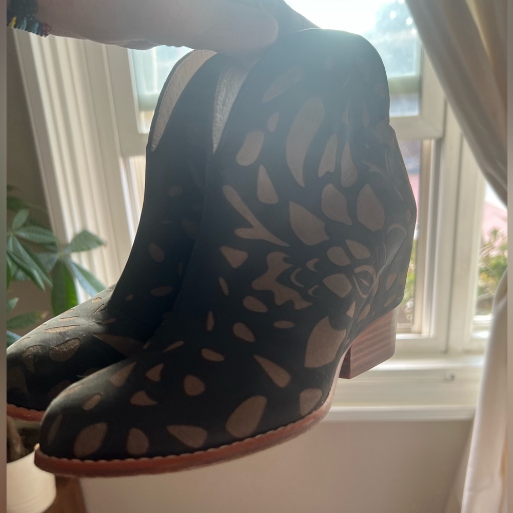 Matt Bernson booties size 7M